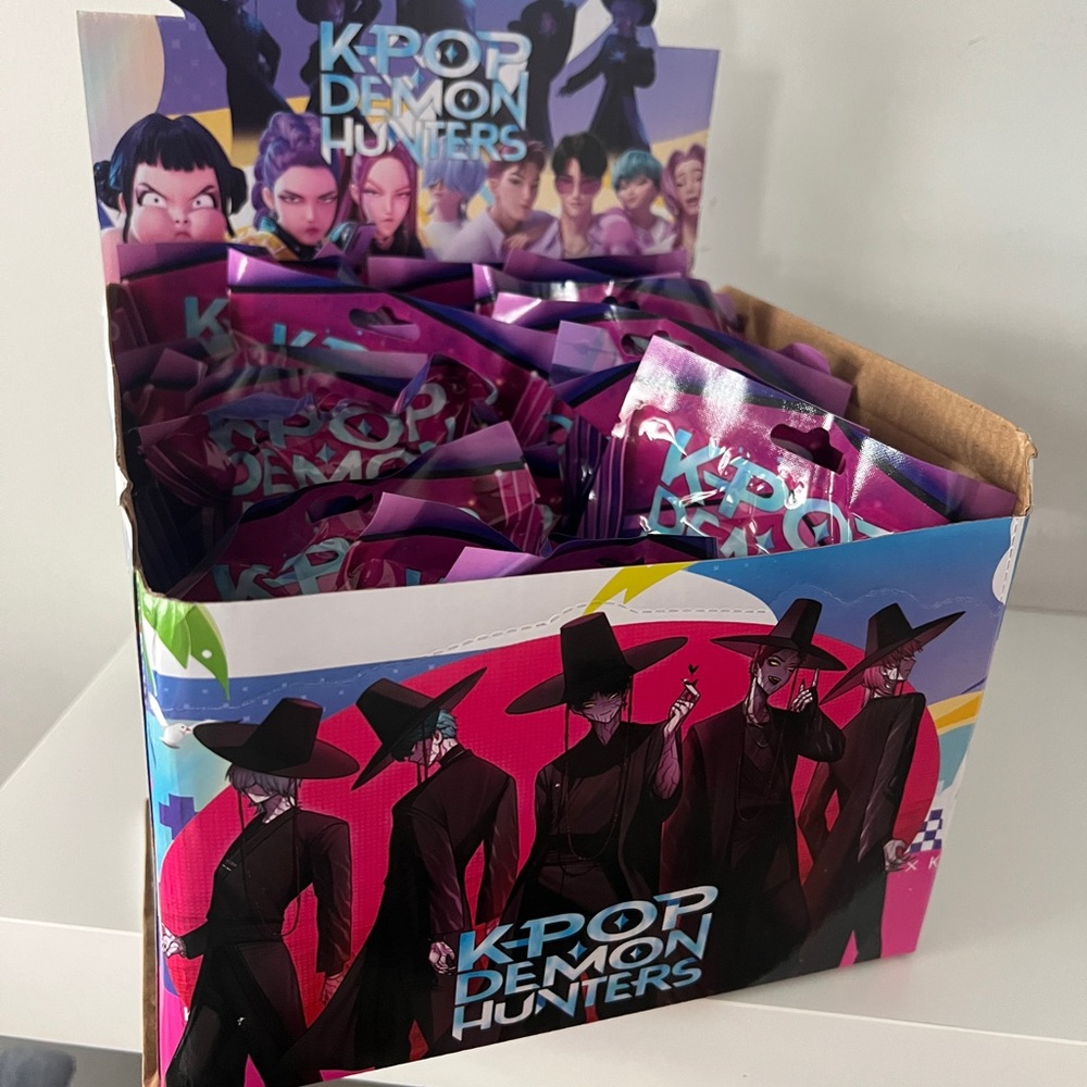 KPOP Demon Hunters Blind Bags With Collectible Cards